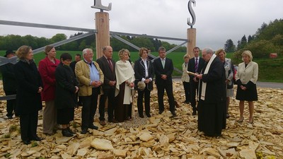 Einweihung des Denkendorfer Limeskreisel mit dem Kunstwerk von Regina von Wernitz-Keibel. Eine gelungene Verbindung von Vergangenheit und Zukunft direkt entlang des alten r�tischen Limes.