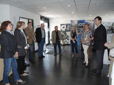 Anschlie�end ging es in die Firma FKT. Begleitet wurde ich von B�rgermeister Sammiller,seinem Stellvertreter Thomas Batz und Marie-Luise Resch, Pfarrer Michael Saller, mehreren Marktr�ten sowie einigen Vertretern �rtlicher Firmen, Vereine und Verb�nde. 
