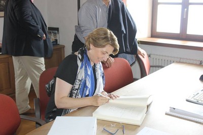 
Landtagsabgeordnete Tanja Schorer-Dremel beim Eintrag ins Ehrenbuch in Jenesien.

