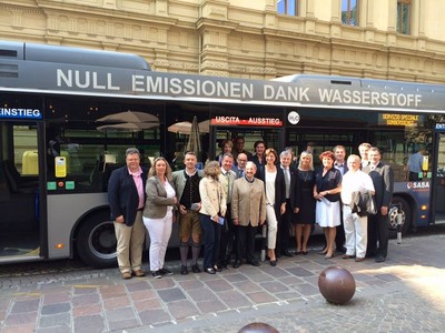Leise und v�llig abgas- und CO2-frei: Seit gut einem Jahr sind f�nf mit gr�nem Wasserstoff angetriebene Brennstoffzellen-Busse Teil des �ffentlichen Nahverkehrs in S�dtirol. 