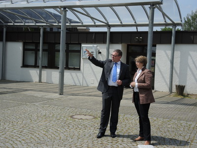 Bei meinem Besuch im Markt Nassenfels informierte ich mich �ber die Situation im Gemeindegebiet. B�rgermeister Thomas Hollinger schilderte mir u.a. den Sachstand bei gemeindlichen Infrastrukturprojekten. Dazu konnte ich �ber M�glichkeiten der finanziellen F�rderung durch den Freistaat berichten.
