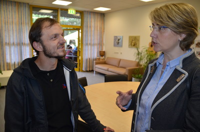 Tanja Schorer-Dremel im Gespr�ch mit Herrn Fabian Glass, dem Gruppenleiter der F�rderst�tte Gaimersheim