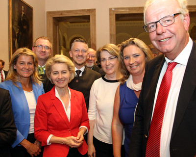 Interessante Ausf�hrungen zu aktuellen Ereignissen, wie die Ukraine-Krise, die NATO und die Problematik ISIS machte unsere Verteidigungsminsiterin Dr.  Ursula von der Leyen bei der 30 Jahrfeier des AK Wehrpolitik im Bayerischen Landtag. Sie unterstrich die Bedeutung unserer Bundeswehr und deren Aufgaben hier in Europa und weltweit. Ein ganz besonderer Abend mit einer sehr faszinierenden Ministerin.
