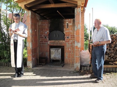 Traditionelles B�ckerhandwerk im eigenen Brotbackofen wird nicht mehr von vielen beherrscht. Um diese Kunst und das Wissen dazu zu bewahren und weiterzugeben, baute B�cker Wittmann seinen eigenen Brotbackofen. 