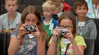 Auf Entdeckertour: Mit Fotoapparaten und Handys hielten viele Kinder ihre Eindr�cke im Landtag fest.  Foto: Rolf Poss