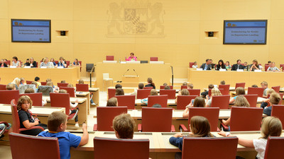 An der Schlussrunde im Plenum mit Landtagspr�sidentin Barbara Stamm nahmen auch die Mitglieder der KiKo und weitere Vertreter der Fraktionen teil. | Foto: Rolf Poss