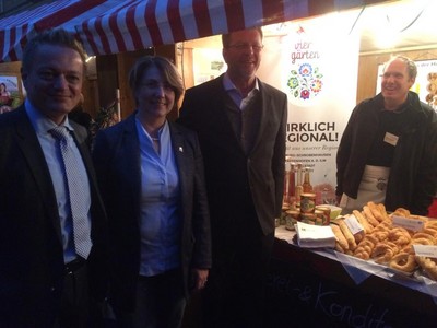 Bei der Klausur in Kloster Banz konnten wir auch unsere urspr�nglichen Themen Ern�hrung und Umwelt erleben. Aus allen Ecken Bayerns waren Erzeuger guter regionaler Produkte gekommen und stellten sie uns vor.