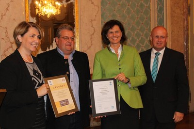 Landtagsabgeordnete Tanja Schorer-Dremel mit Wirtschaftsministerin Ilse Aigner, Landrat Anton Knapp und Xaver Eckstein (Flachbau Xaver Eckstein GmbH K�sching).