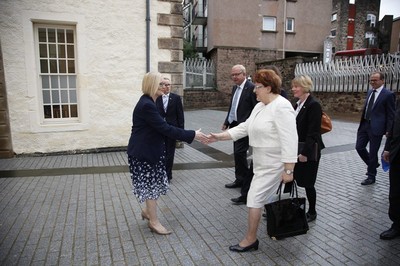 Die schottische Parlamentspr�sidentin Tricia Marwick begr��t die Delegation der CSU-Landtagsfraktion um Landtagspr�sidentin Barbara Stamm, die stellvertretende bayerische Ministerpr�sidentin Ilse Aigner und den CSU-Fraktionsvorsitzenden Thomas Kreuzer. 