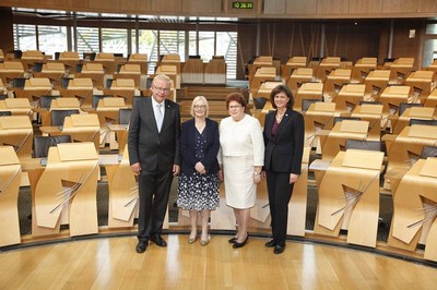 Die schottische Parlamentspr�sidentin Tricia Marwick mit Landtagspr�sidentin Barbara Stamm,stellvertretender bayerischer Ministerpr�sidentin Ilse Aigner und dem CSU-Fraktionsvorsitzenden Thomas Kreuzer im Schottischen Parlament.