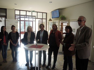 Doris Rauscher, Gabi Schmidt und ich werden von Schulleiter Rupert Murb�ck und Konrektorin Rita Steibl in der Maria-Ward-Fachakademie f�r Sozialp�dagogik willkommen gehei�en!