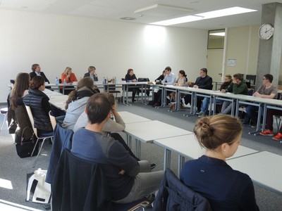40 Sch�lerinnen und Sch�ler sowie ihre begleitenden Lehrer diskutierten angeregt mit uns.