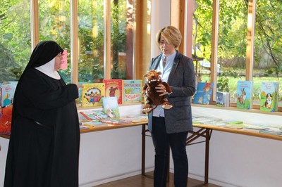 Zum Auftakt der j�hrlichen Buchausstellung des Kindergartens der Abtei St. Walburg begr��te mich Schwester Leodegaria Murr OSB sehr herzlich.