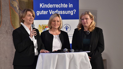 Mitglieder der Kinderkommission (v.l.): Tanja Schorer-Dremel, Doris Rauscher und Gabi Schmidt | � Bildarchiv Bayerischer Landtag