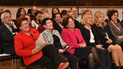 1. Reihe (v.l.): Landtagspr�sidentin Barbara Stamm, Prof. Dr. Rita S�ssmuth, Bundestagspr�sidentin a.D., Staatsministerin Emilia M�ller, MdL Doris Rauscher, MdL Gabi Schmidt, MdL Ute Eiling-H�tig. | � Bildarchiv Bayerischer Landtag
