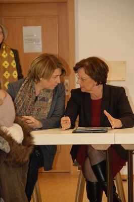 Ministerin Emilia M�ller im Gespr�ch mit Tanja Schorer-Dremel, MdL