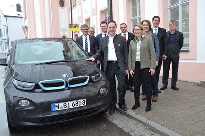 Das bisschen Schnee kann einem e-Auto doch nichts anhaben. In Eichst�tt hat Josef Geyer das Elektroauto-Carsharingprojekt e-altmuehltal vorgestellt.