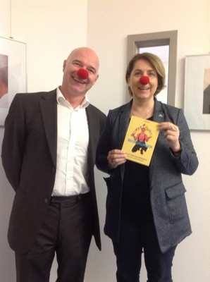 Was macht eigentlich ein Klinikclown?
Dar�ber hatte ich ein tolles Gespr�ch mit dem faszinierenden Clown Lui Klassen, der in Kinderkliniken, Krankenh�user und Palliativstationen unterwegs ist. Nicht immer geht es um Leben und Tod, sondern um Lachen und kunterbunte Begegnungen. 
Eine Aktion, die es wert ist, unterst�tzt und gef�rdert zu werden.