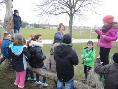 Tanja Schorer-Dremel im Gespr�ch mit Sch�lerinnen und Sch�lern der Grundschule Adelschlag