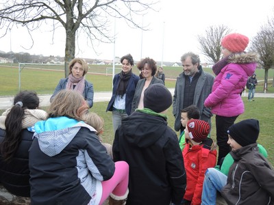 Zusammen mit Schulleitung, Lehrkraft und B�rgermeister im Gespr�ch mit den Kindern der Grundschule Adelschlag