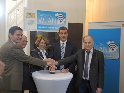 OB Andreas Steppberger, Landrat Anton Knapp, Tanja Schorer-Dremel, Heimatminister Markus S�der und Kreisrat Reinhard Eichiner dr�cken den Knopf zur Freigabe des WLAN Hotspots am Eichst�tter Residenzplatz