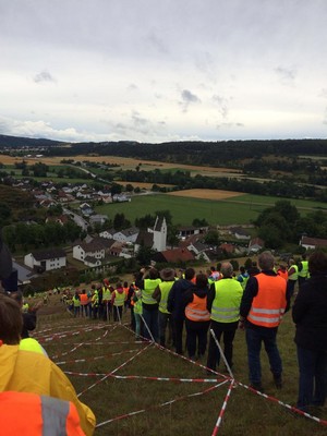 Mit �ber 150 Stromtrassengegnern wurde auf dem Osterberg in Pf�nz ein Strommast gebildet, der im ganzen Tal gesehen werden kann