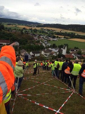 Mit �ber 150 Stromtrassengegnern wurde auf dem Osterberg in Pf�nz ein Strommast gebildet, der im ganzen Tal gesehen werden kann