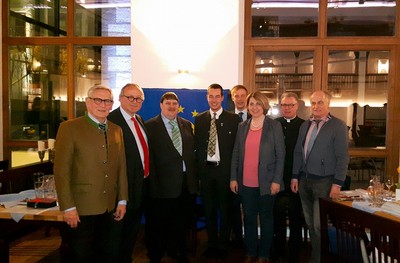 Manfred Dumann MdL a.D. (CSU); Dr. Dirk H. Voss (Pr�sident PEU Bayern); Bernd Posselt (Pr�sident PEU Deutschland); Christian Hoferer (Pr�sident PEJ Bayern, Bezirksbeauftragter PEU Oberbayern); Franziskus Posselt (Pr�sident PEJ Deutschland); Tanja Schorer-Dremel MdL (CSU-Kreisvorsitzende Eichst�tt); Pr�lat Dr. Christoph K�hn (Domkapitular); Reinhard Eichiner (CSU, Bezirksrat Eichst�tt)
