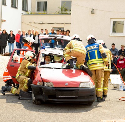Polizei, Feuerwehr, Rettungsdienste und die Krisenintervention zeigten am Projekttag �ber hundert Sch�lerinnen und Sch�lern was bei Unachtsamkeit, Fahren unter Alkoholeinfluss oder aus Angabe passieren kann und welche Folgen dies haben k�nnte. Der H�hepunkt war neben den Berichten aus den Eins�tzen und von Betroffenen eine Rettungs�bung auf dem Pausenhof.