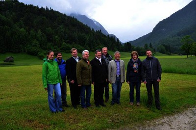 v. l. n. r. Andrea Wachendorf (Sennerin der Mossenalm), Peter Zimmermann (Landwirt), Anton Kraitmair, Ludwig Freiherr v. Lerchenfeld, Michael Br�ckner, Volker Bauer, Dr. Otto H�nnerkopf, Tanja Schorer-Dremel, Dr. Peter Loreth (Leiter der Biosph�renregion BGL) 