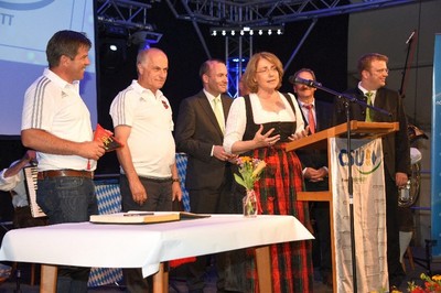 Tanja Schorer-Dremel verabschiedet den Gast aus Niederbayern