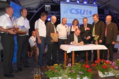 Eintrag ins Goldene Buch der Gemeinde Schernfeld