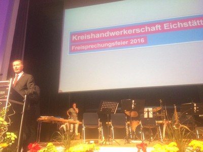 131Junggesellinnen und Junggesellen konnten ihren Gesellenbrief in Empfang nehmen. 
Unser Handwerk gibt jungen Menschen eine solide Ausbildung und einen sicheren Arbeitsplatz. Der Dank daf�r geb�hrt unseren Ausbildern und den Ausbildungsbetrieben, sowie der Berufsschule und deren Lehrern.