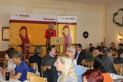 Bezirksvorsitzende der Frauen Union, Ulrike Scharf, er�ffnet die Bezirksversammlung in Denkendorf