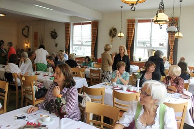 Austausch bei Kaffee und Kuchen