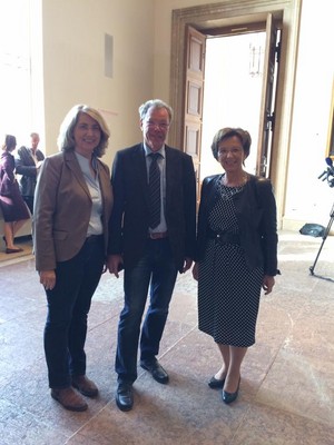 Als Vorsitzende der Kinderkommission bekam ich Besuch von Klaus Greskowiak im Landtag. 
In den vergangenen Monaten radelte er von Berlin bis M�nchen - �ber 5600km - und sammelte so bis jetzt 84.000� f�r die Kinderkrebshilfe. 
Eine tolle Leistung! Das fand auch Sozialministerin Emilia M�ller.