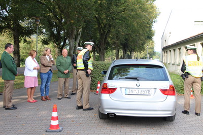 Abteilungsf�hrer und Leitender Polizeidirektor Hubert M�ller zeigte den Politikerinnen das Ausbildungsgel�nde und erkl�rte, wie die jungen Nachwuchskr�fte geschult werden.
