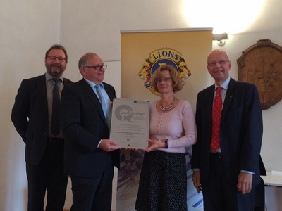 Eine besondere Ehre wurde der Knabenrealschule Rebdorf zu teil: die Rezertifizierung mit dem Lions-Quest Qualit�tssiegel
Seit 12 Jahren arbeiten Lehrer und Kinder in den Klassen 5 - 10 mit dem Life Skill-Programm 