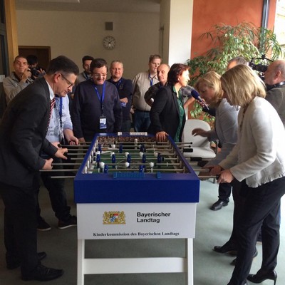 In der Pause wurde der neue Kicker auch gleich genutzt...