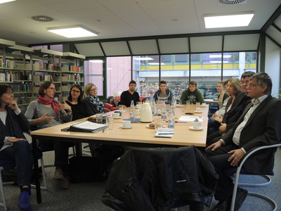 Beim Schulforum am Willibald-Gymnasium in Eichst�tt kam ich mit Eltern, Sch�lern und Lehrern ins Gespr�ch.Gemeinsam diskutierten wir �ber die bevorstehende Schulreform und eine m�gliche R�ckkehr zum neunj�hrigen Gymnasium. 
