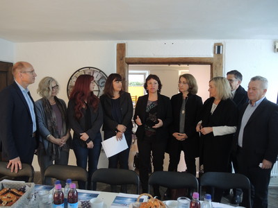 Die Kinderkommission des Bayerischen Landtags zu Besuch bei Mentor-Chiemgau e.V. in Traunstein. Michaela Schrankl und ihre Kolleginnen unterst�tzen Eltern mit psychischen Erkrankungen.