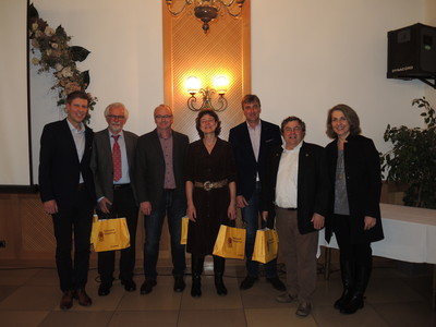 R�diger Recknagel (Audi-Stiftung f�r Umwelt),J�rgen Tautz (Universit�t W�rzburg), Stefan Berg (Bienenfachzentrum Veitsh�chheim), Regina Eberhart (Bayerisches Landwirtschaftsministerium), Ferdinand Bugany (Imkerkreisverband Ingolstadt) und Arno Bruder (Fachberater f�r Imkerei des Bezirks Oberbayern)zusammen mit Tanja Schorer-Dremel, MdL