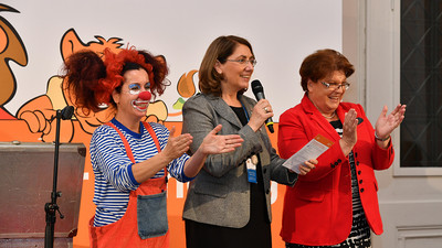 Applaus f�r die Gewinner des Preisr�tsels (v.li.): Clown-Dame Natscha, Kinderkommissionsvorsitzende Tanja Schorer-Dreml und Landtagspr�sidentin Barbara Stamm. | � Bildarchiv Bayerischer Landtag