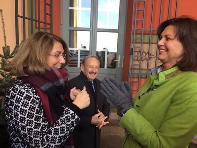 Meine Kollegin Michaela Kaniber und ich haben Ilse Aigner mit warmen Handschuhen �berrascht!