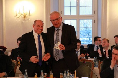 Fraktionschef Thomas Kreuzer �berreicht Alfred Gaffal von der vbw � Die bayerische Wirtschaft einen Porzellan-L�wen. 