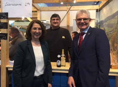 Tanja Schorer-Dremel zusammen mit Artur Auernhammer auf der Gr�nen Woche mit Gutmann Bier und und Hochmoorgeist aus Niederhofen