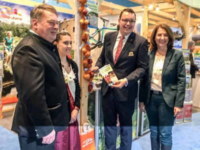 Tanja Schorer-Dremel und Touristikchef Christoph Raithel zusammen mit der Beilngrieser Volksfestk�nigin und dem Bayerischen Landwirtschaftsminister Helmut Brunner