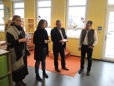 Schulleiter Siegfried Strau� und B�rgermeister Roland Samm�ller zeigten mir die umgebauten Klassenzimmer und die tollen neuen R�ume der Mittagsbetreuung im Anbau der Grundschule Hitzhofen.