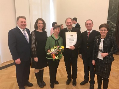 Heute wurden Anton und Maria Herzing f�r ihr gro�es Engagement f�r den Imkernachwuchs von Staatsminister Helmut Brunner ausgezeichnet.
Erstmals wurde ein Bayerischer Imkerpreis vergeben. Er geht auf einen Antrag von uns zur�ck.