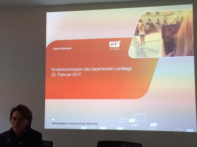 Kathrin Demmler vom JFF gab den Mitgliedern der Kinderkommission des Bayerischen Landtags interessante Einblicke in die Vielf�ltigkeit unserer digitalen Zeit